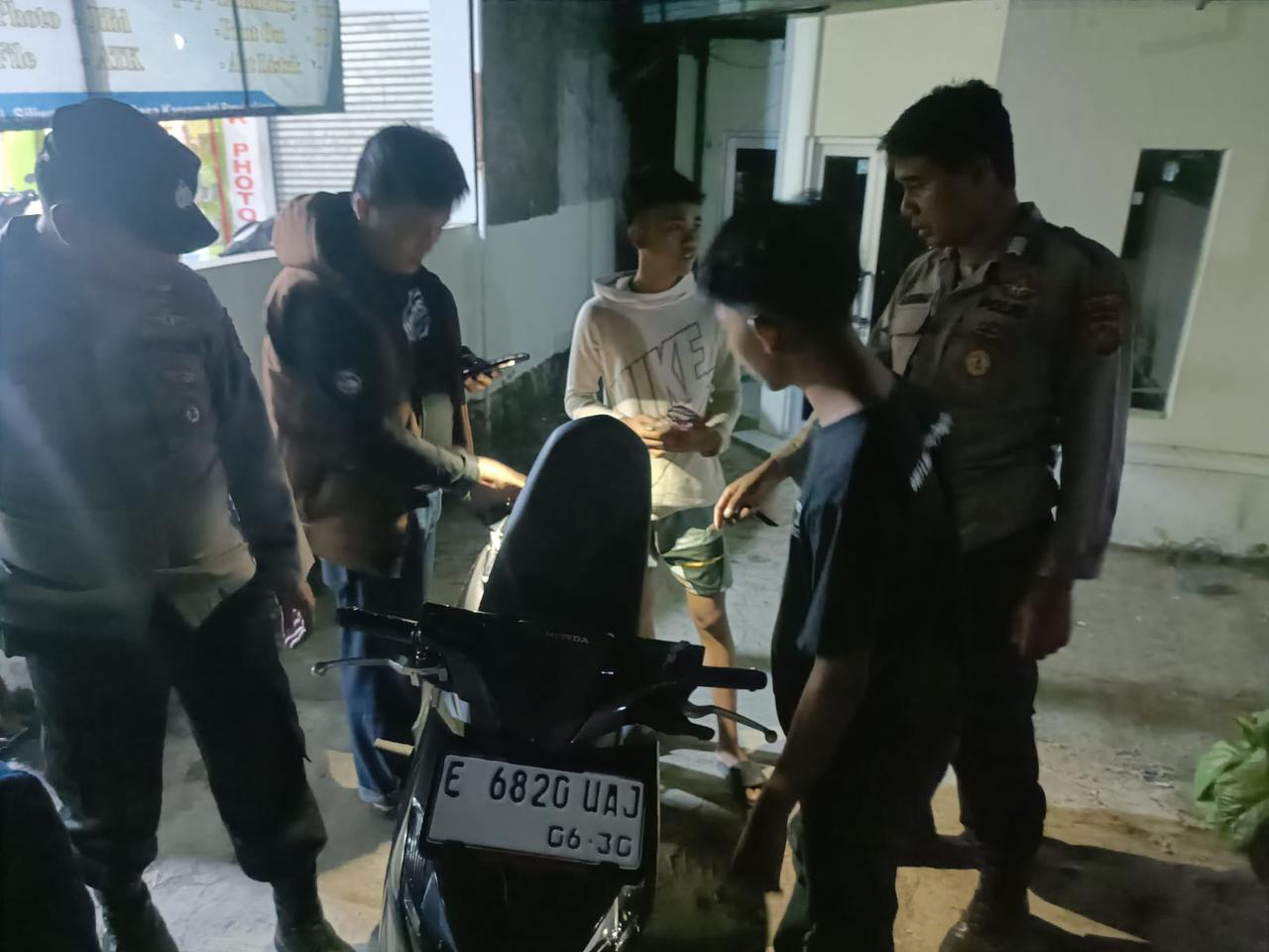 Kapolsek Panyingkiran AKP Asep Rohendi memimpin patroli malam di Majalengka untuk mencegah aksi geng motor