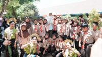 Sitti Husniah Talenrang bersama siswa SMP Negeri 1 Tinggimoncong dan SD Negeri Center Malino, Kecamatan Tinggimoncong, Sabtu (27/9).