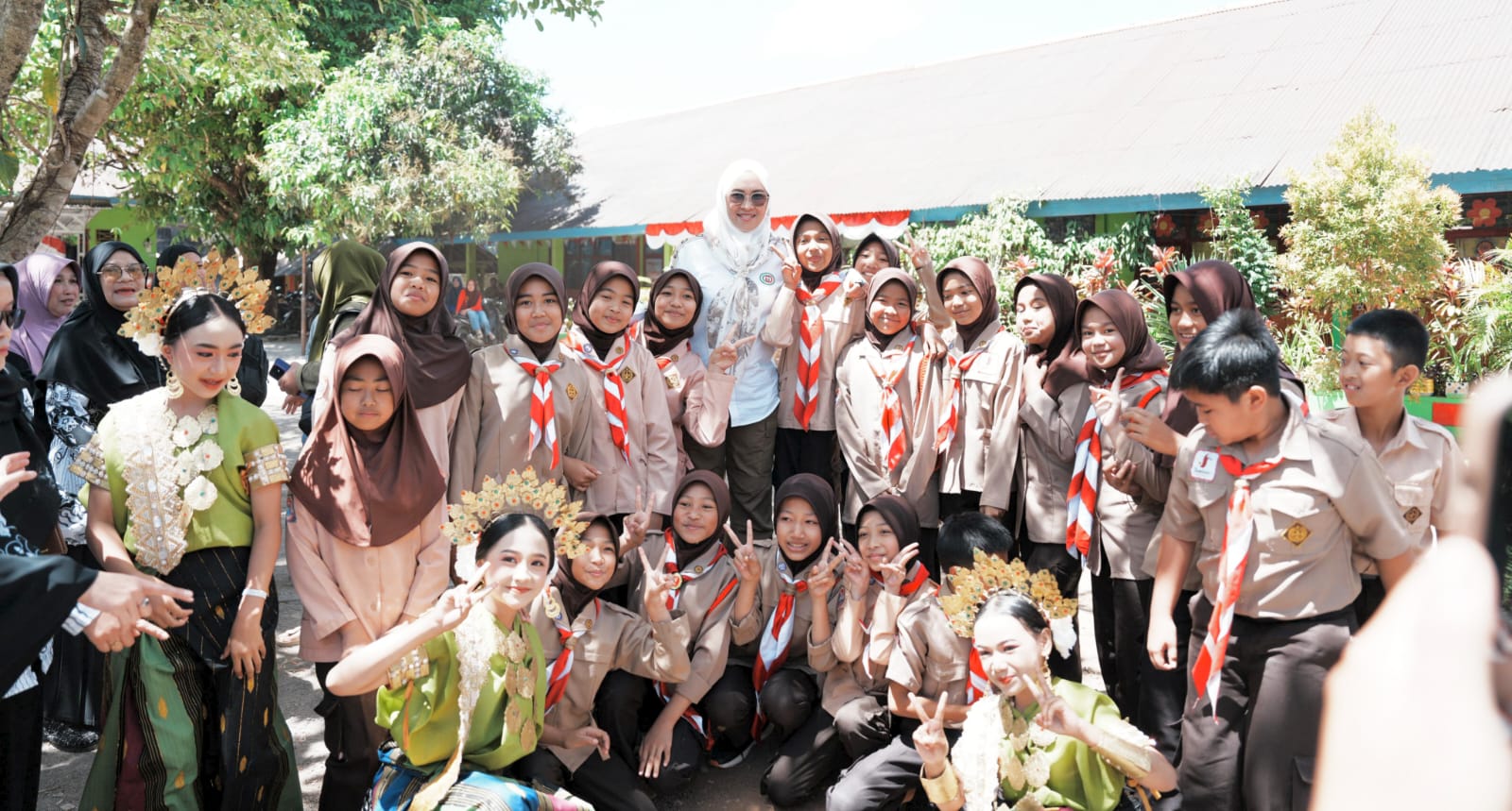 Sitti Husniah Talenrang bersama siswa SMP Negeri 1 Tinggimoncong dan SD Negeri Center Malino, Kecamatan Tinggimoncong, Sabtu (27/9).