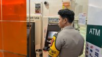 Personel Polsek Cikijing melakukan pemantauan di Gerai ATM BNI untuk mencegah tindak kriminal.
