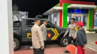 Personel Polsek Cikijing melaksanakan patroli di SPBU Cikijing untuk mencegah tindak kriminal.