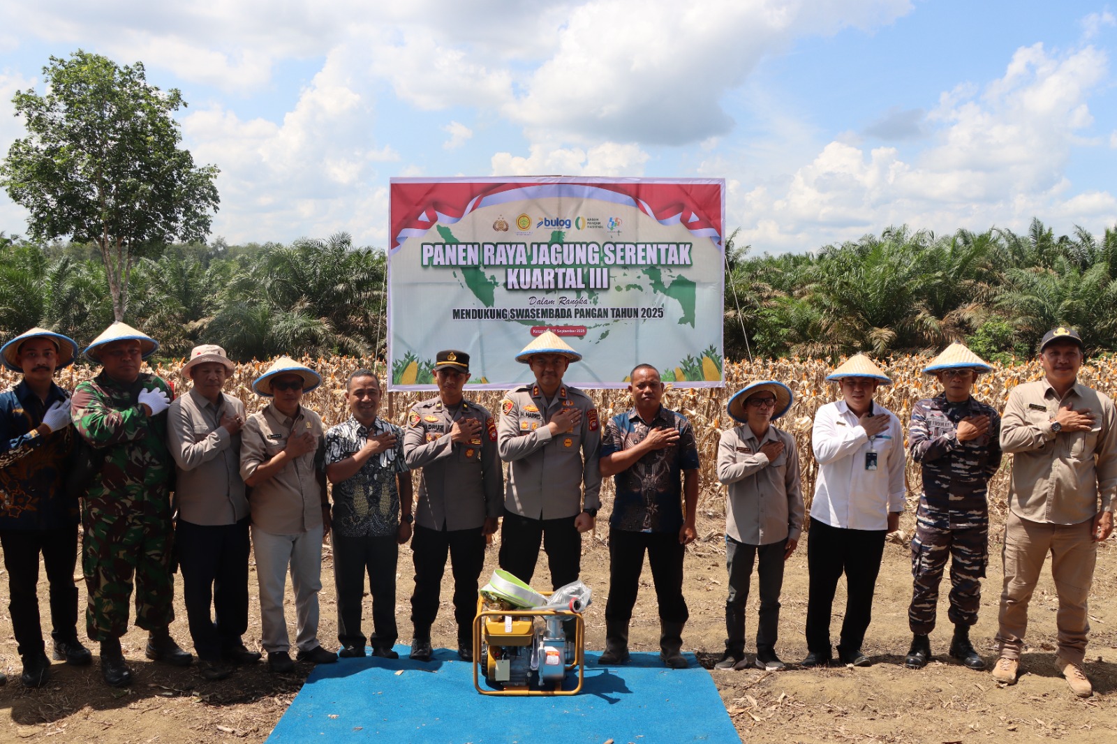 Polres Ketapang menggelar Panen Raya Jagung Serentak Kuartal III di Air Upas serta Gerakan Pangan Murah bersama Bulog