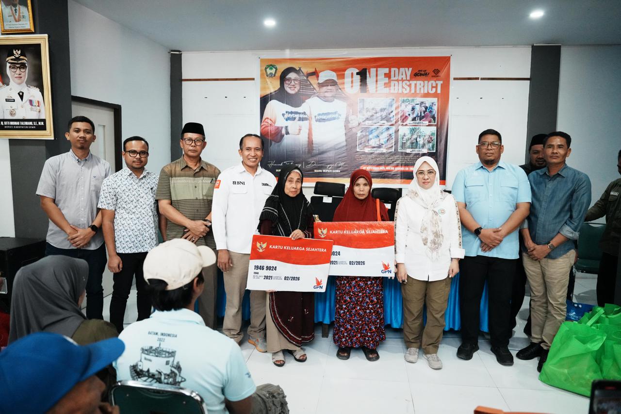 Bupati Gowa Sitti Husniah Talenrang menyalurkan KKS PKH dan bantuan sosial kepada warga di Tinggimoncong, Parigi, dan Tombolopao
