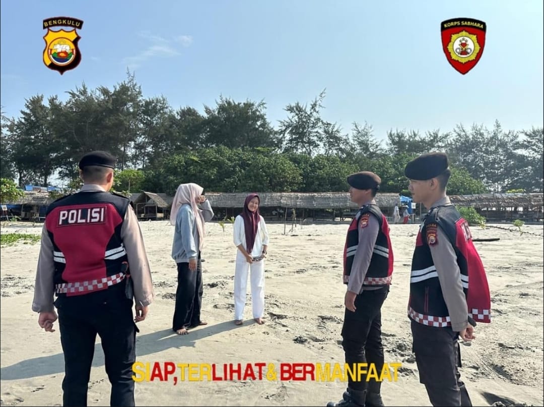 Ditpamobvit Subdit Wisata Polda Bengkulu melaksanakan patroli dialogis di Pantai Panjang untuk menjaga keamanan pengunjung, mengantisipasi gangguan kamtibmas, dan memberikan rasa aman.