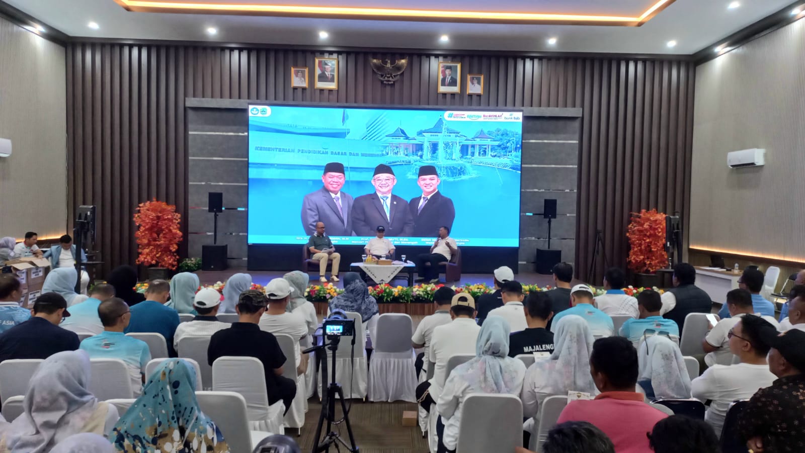 Mendikdasmen Abdul Mu’ti kunjungi Majalengka, bawa kabar baik untuk pendidikan: tunjangan guru naik, Rp56 miliar untuk revitalisasi sekolah, dan insentif tambahan bagi guru.