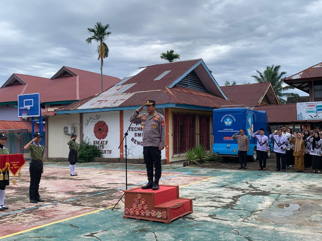 Karo Logistik Polda Bengkulu Kombes Pol. Didi Wahyudi mengajak siswa SMKN 5 Bengkulu menjadi generasi tangguh dengan menjauhi rokok dan narkoba, disiplin, serta berakhlak mulia.