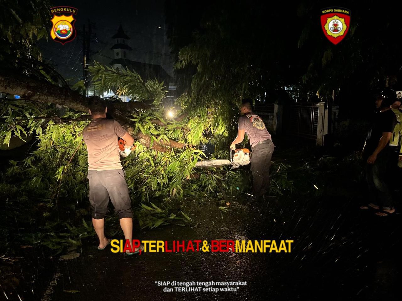 Tim SAR Ditsamapta Polda Bengkulu bersama warga membersihkan pohon tumbang di Kota Bengkulu untuk menjaga kelancaran lalu lintas dan keselamatan masyarakat.