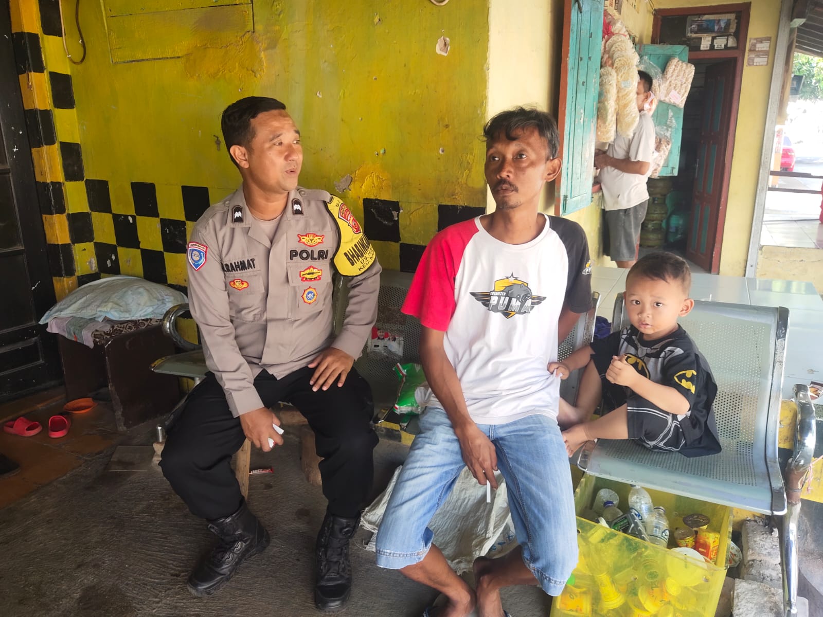 Aipda Cecep BS Rahmat, Bhabinkamtibmas Desa Heuleut Polsek Kadipaten, sambangi warga binaan untuk memperkuat silaturahmi dan sinergi antara Polri dan masyarakat.