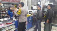 Brigadir Rindy Polsek Maja melaksanakan patroli dialogis di minimarket untuk memberikan imbauan kamtibmas sekaligus menciptakan rasa aman bagi masyarakat.