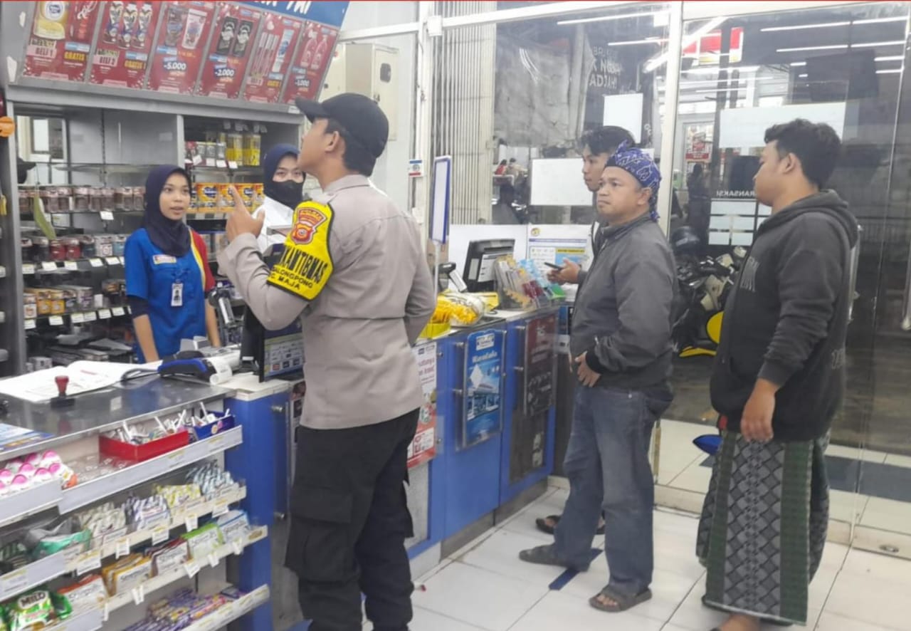 Brigadir Rindy Polsek Maja melaksanakan patroli dialogis di minimarket untuk memberikan imbauan kamtibmas sekaligus menciptakan rasa aman bagi masyarakat.