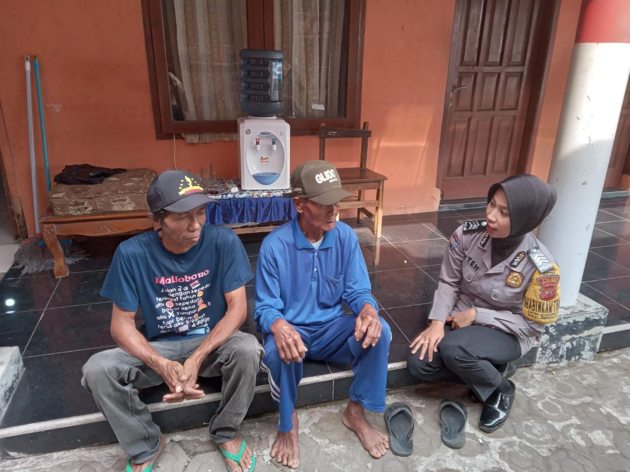 Bhabinkamtibmas Polsek Dawuan Desa Mandapa ajak warga menjaga lingkungan aman dan kondusif
