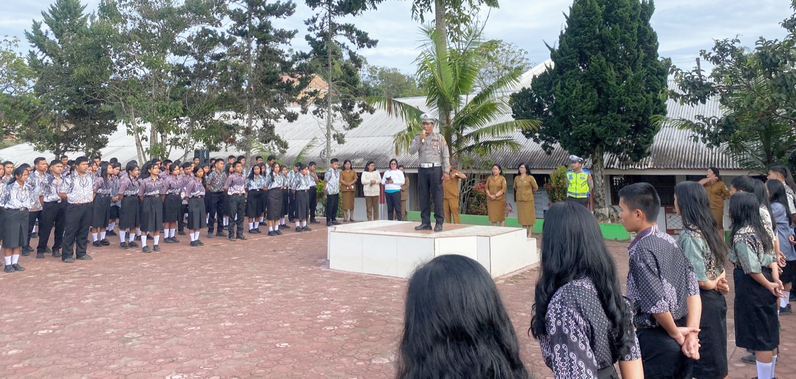 Kaur Bin Ops Satlantas Polres Humbahas, IPDA Jannes Tampubolon pimpin apel bersama guru dan siswa