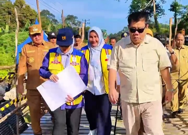 Gubernur Kepulauan Babel Hidayat Arsani meninjau jembatan putus di Desa Air Ruak, Belitung Timur.