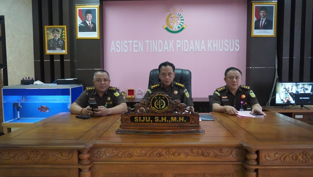 Kejati Kalbar menahan dua tersangka korupsi dana hibah Gereja GKE Petra Sintang senilai Rp3,7 miliar dari anggaran 2017 dan 2019. Kejati Kalbar menahan dua tersangka korupsi dana hibah Gereja GKE Petra Sintang senilai Rp3,7 miliar dari anggaran 2017 dan 2019.