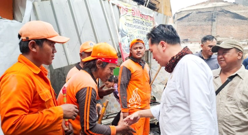 IMG 20250929 173647 Kebakaran melanda permukiman padat di Kelurahan Tangki, Kecamatan Tamansari, Jakarta Barat, sejak Minggu (28/09/25).