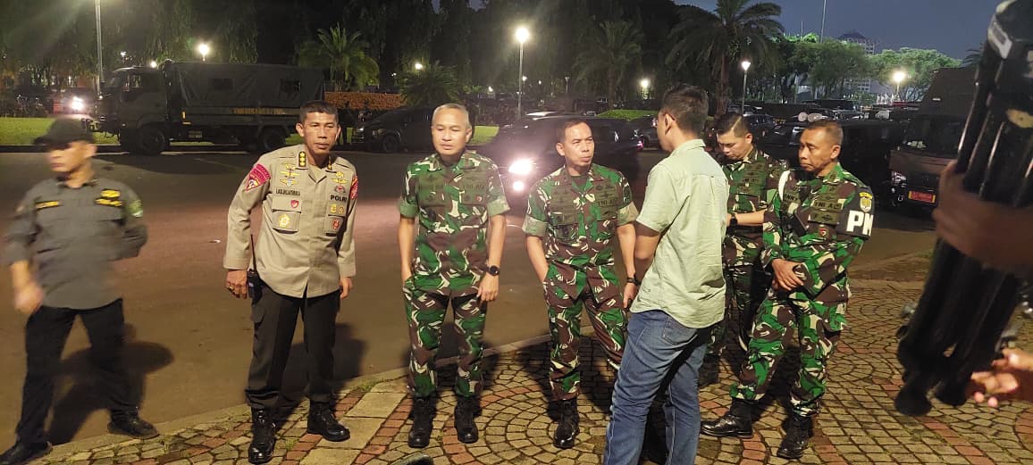 Wakapolri memimpin patroli skala besar TNI-Polri di seluruh Indonesia untuk menjamin keamanan, mencegah anarkisme, serta menjaga ketertiban masyarakat.