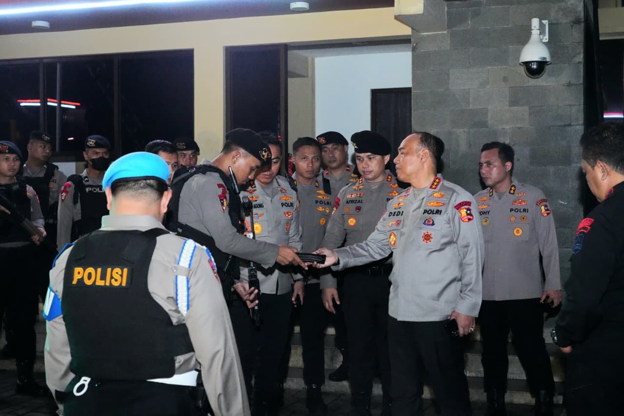 Wakapolri memimpin patroli skala besar TNI-Polri di seluruh Indonesia untuk menjamin keamanan, mencegah anarkisme, serta menjaga ketertiban masyarakat. Wakapolri memimpin patroli skala besar TNI-Polri di seluruh Indonesia untuk menjamin keamanan, mencegah anarkisme, serta menjaga ketertiban masyarakat.