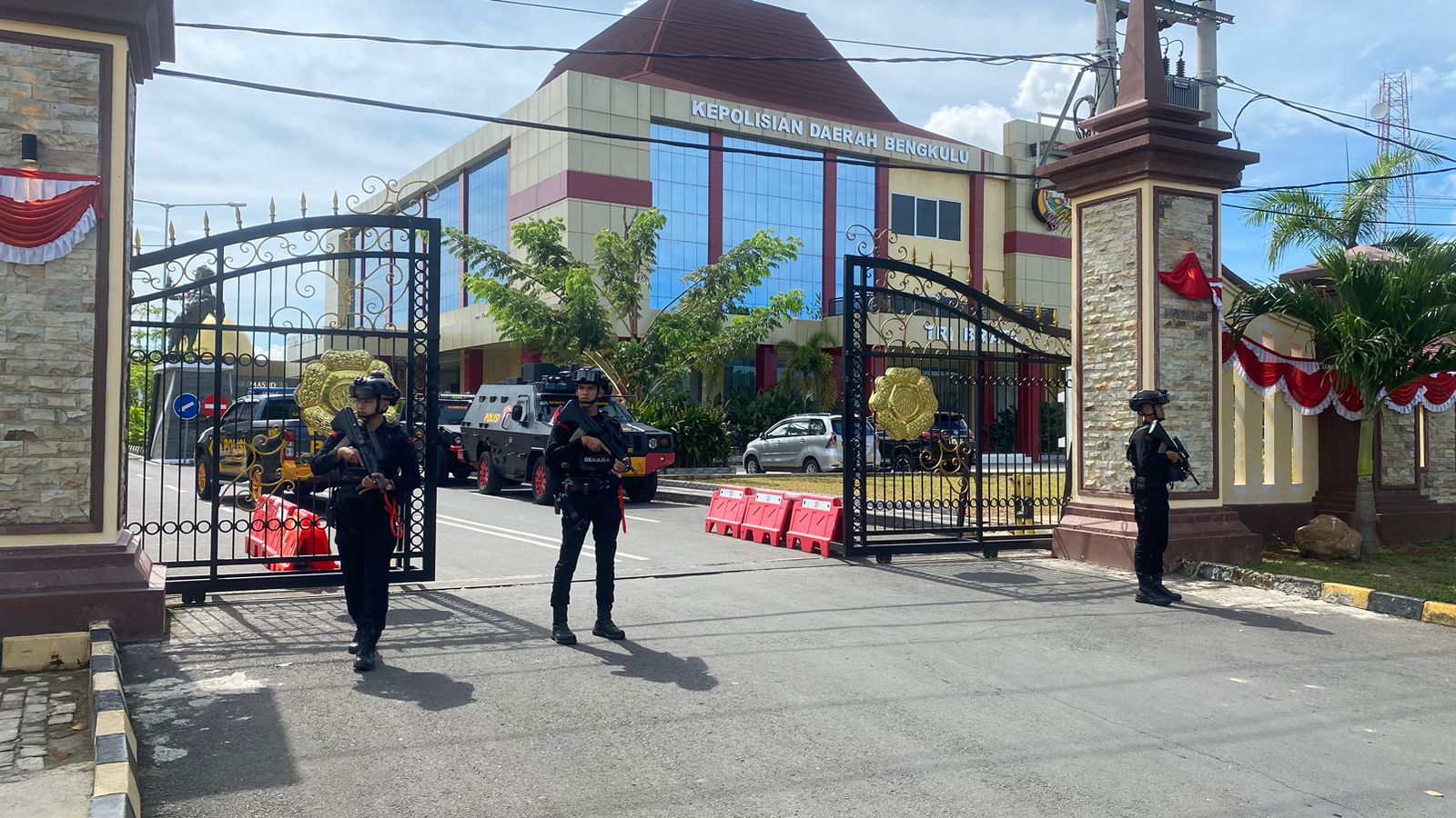 Detasemen Gegana Brimob Polda Bengkulu melaksanakan backup pengamanan di Mapolda Bengkulu