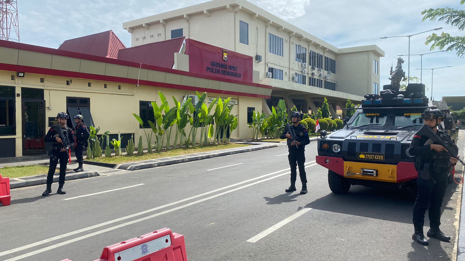 Detasemen Gegana Brimob Polda Bengkulu melaksanakan backup pengamanan di Mapolda Bengkulu