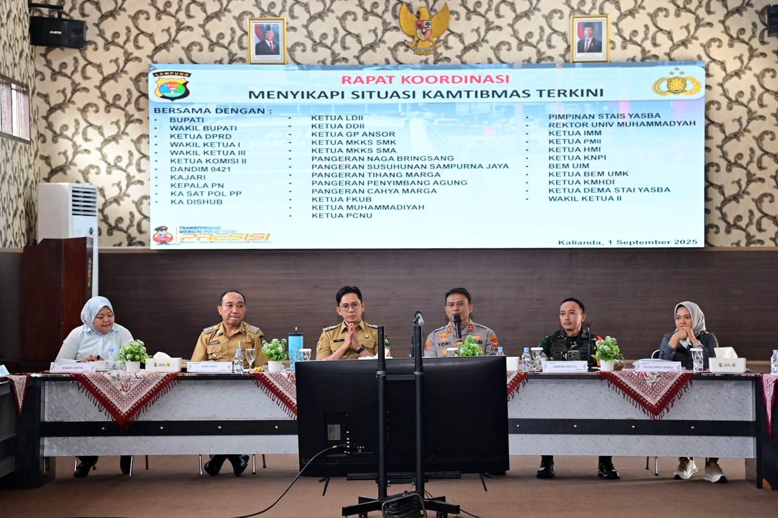Rapat Koordinasi (Rakor) Forkopimda membahas situasi kamtibmas terkini di Aula GWL Mapolres Lampung Selatan, Senin (1/9/2025).