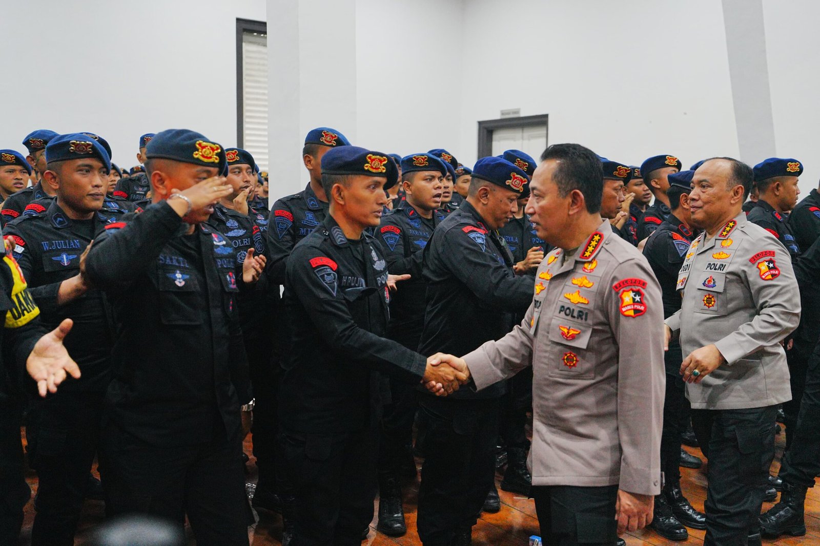 Kapolri Jenderal Listyo Sigit Prabowo menegaskan pentingnya menjaga markas serta membedakan pengunjuk rasa dengan perusuh.