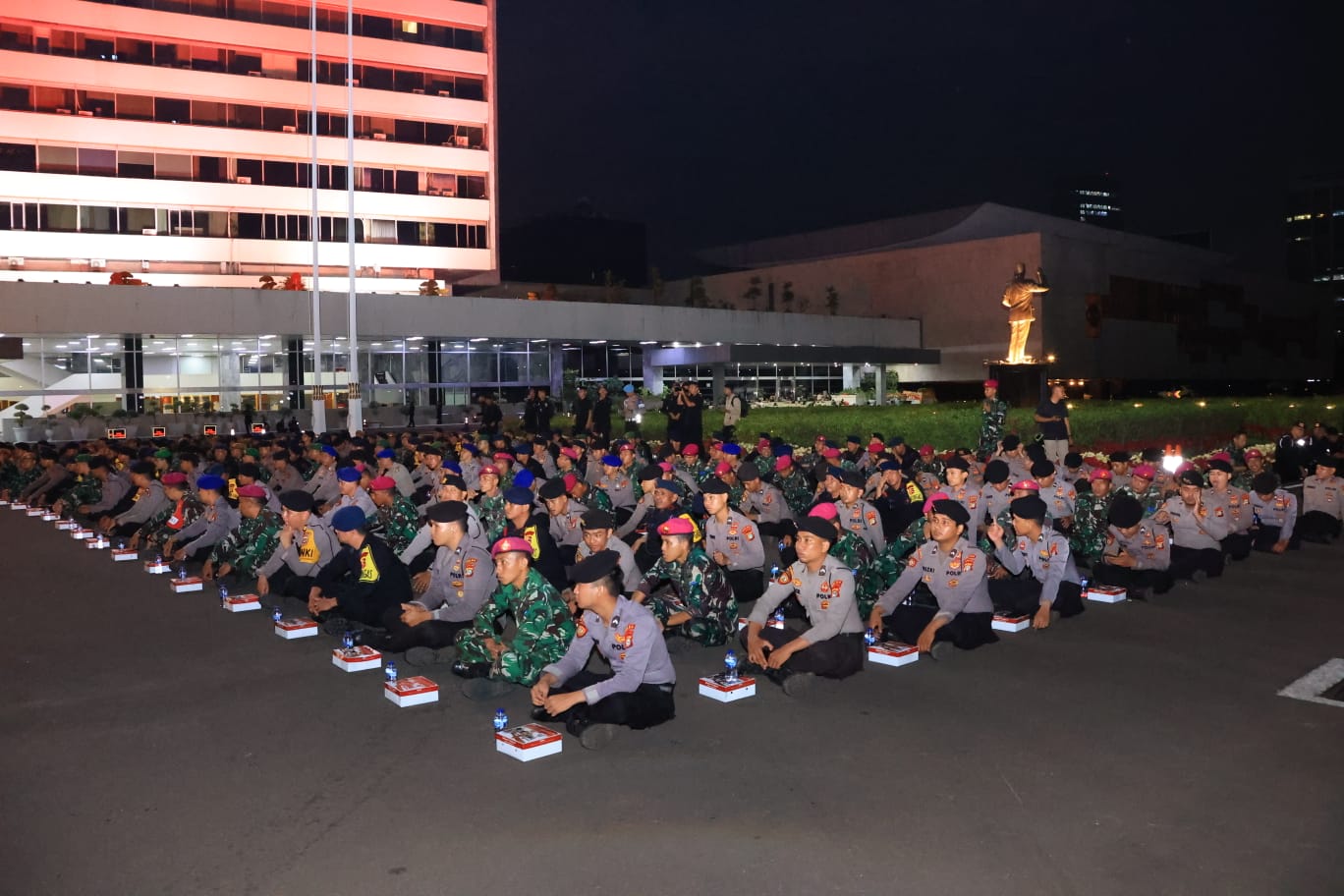 Kapolri Listyo Sigit Prabowo memberi motivasi 320 personel TNI-Polri yang bertugas mengamankan DPR/MPR RI. Kapolri Listyo Sigit Prabowo memberi motivasi 320 personel TNI-Polri yang bertugas mengamankan DPR/MPR RI.