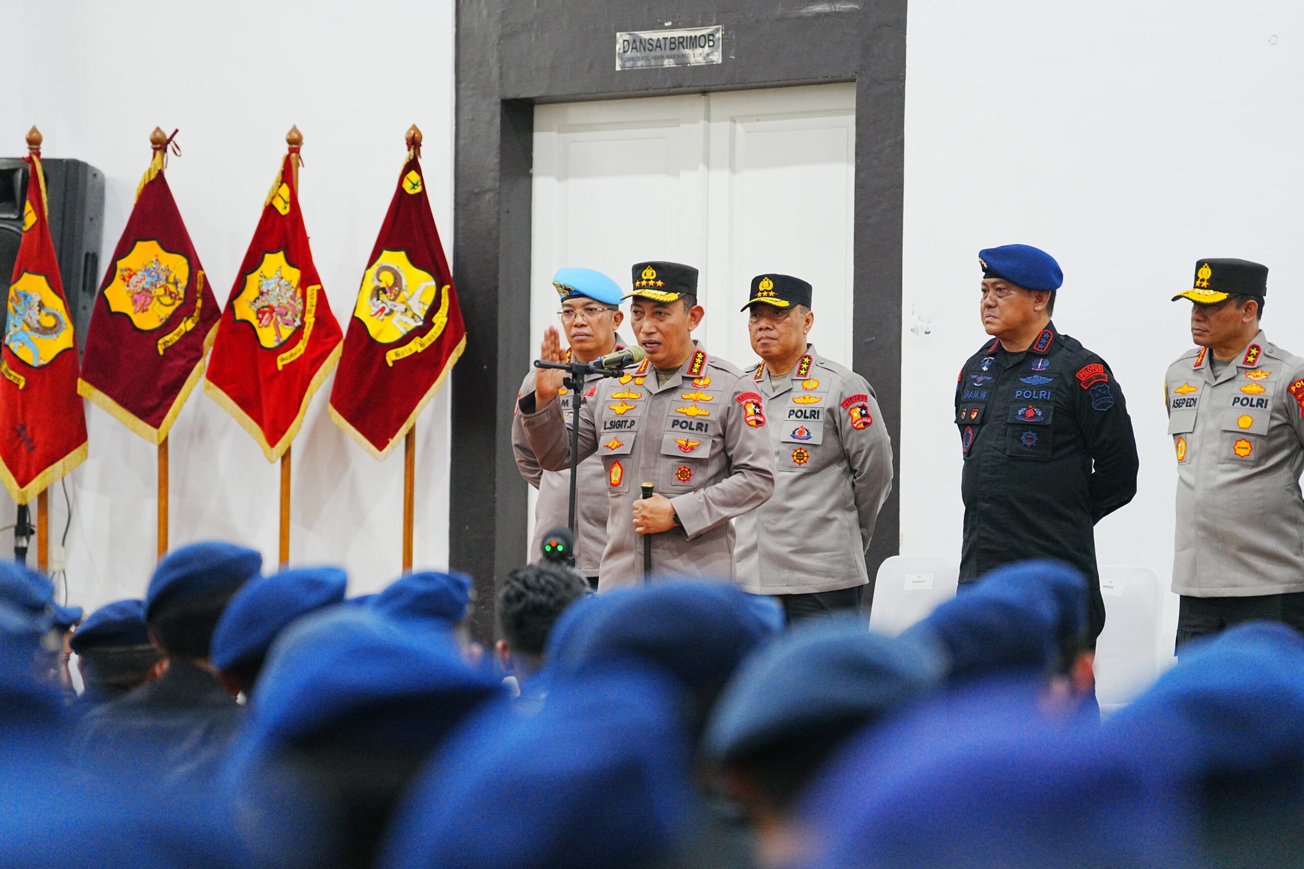 Kapolri Jenderal Listyo Sigit Prabowo mengunjungi Mako Brimob Kwitang untuk memberi apresiasi dan motivasi.