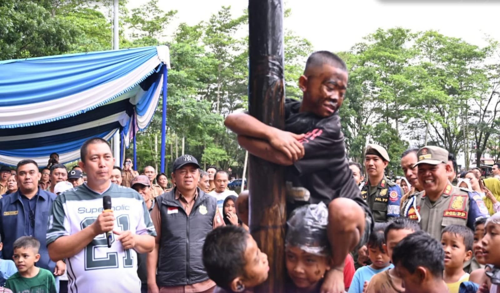 Ludi Oliansyah: Lomba Panjat Pinang Tingkatkan Semangat Kebersamaan