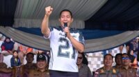 Walikota Pagar Alam Ludi Oliansyah membuka Lomba Panjat Pinang HUT RI ke-80.
