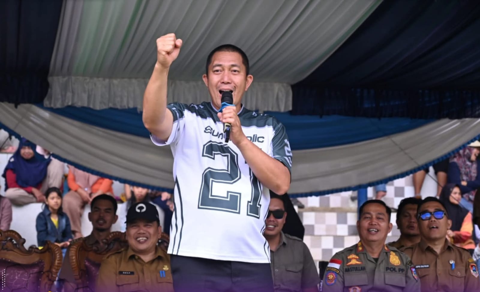 Walikota Pagar Alam Ludi Oliansyah membuka Lomba Panjat Pinang HUT RI ke-80.