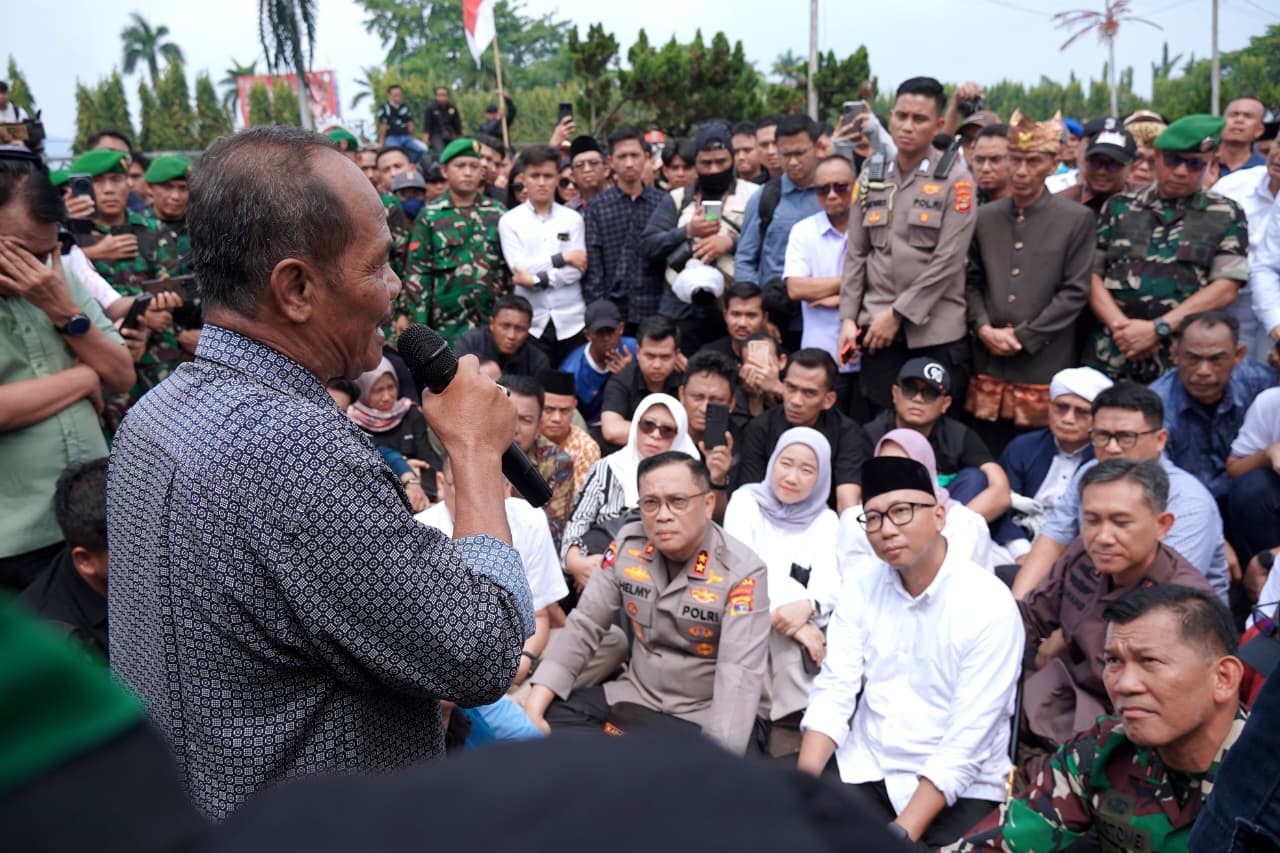 Unjuk rasa di DPRD Lampung berlangsung damai saat Gubernur, Pangdam, dan Kapolda duduk lesehan bersama massa.