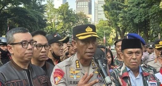 Polda Metro Jaya gelar patroli skala besar hingga masuk gang-gang di Jakarta pasca-demo.