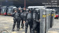 SatBrimob Polda Bengkulu menggelar latihan PHH untuk meningkatkan kesiapsiagaan menghadapi unjuk rasa.