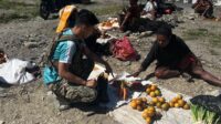 Satgas Damai Cartenz menyapa mama-mama Papua di Pasar Mulia Puncak Jaya.