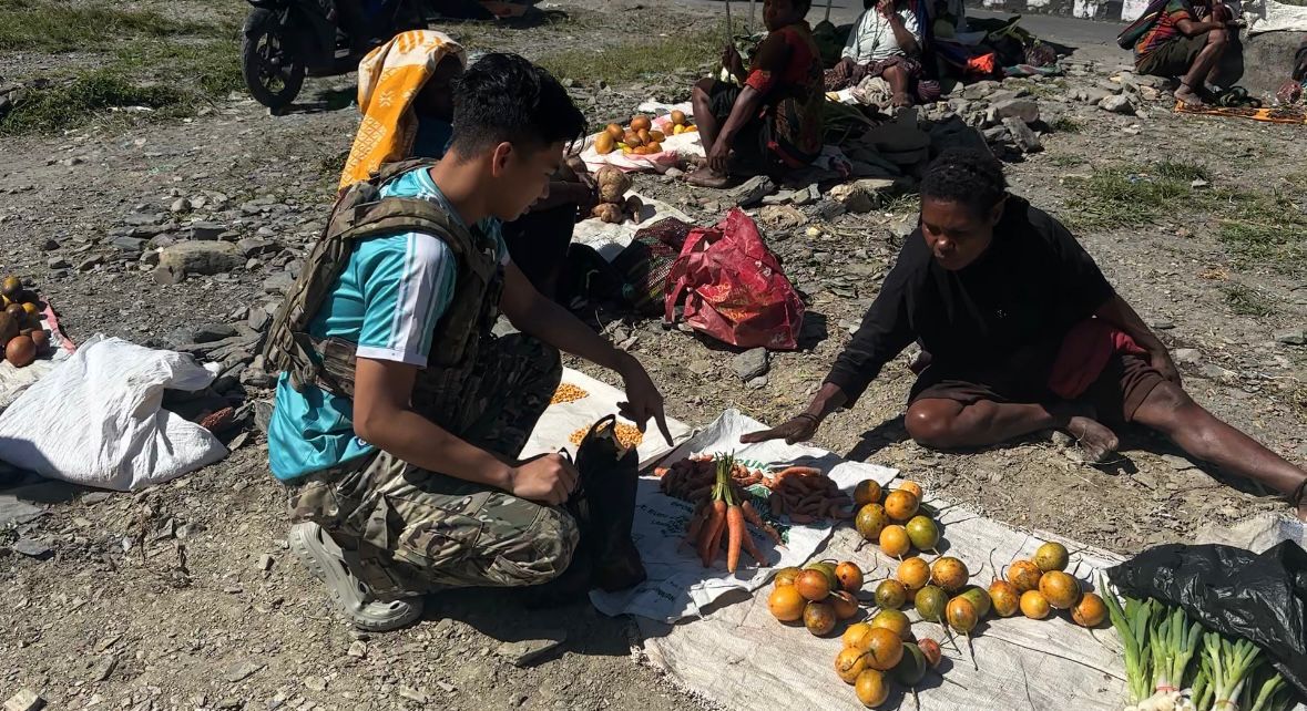 Satgas Damai Cartenz menyapa mama-mama Papua di Pasar Mulia Puncak Jaya.