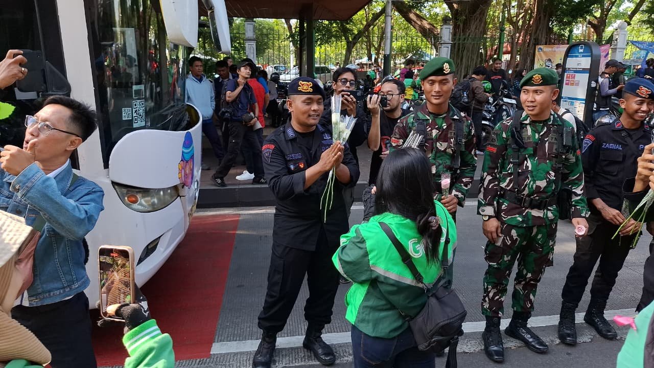Ribuan ojol bagikan 2.000 mawar untuk TNI-Polri di Monas sebagai simbol perdamaian.