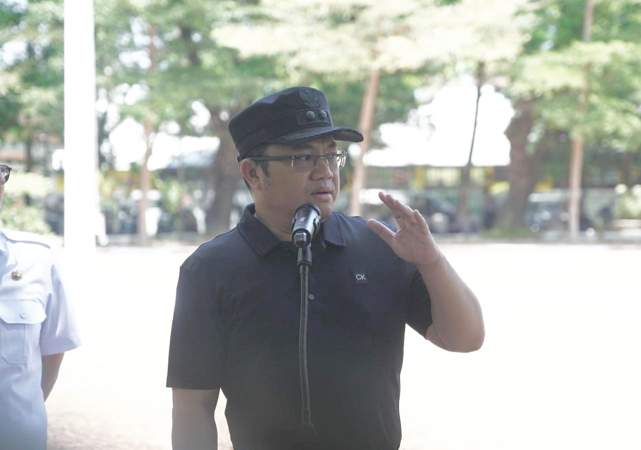 Wakil Bupati Gowa, Darmawangsyah Muin, memimpin Apel Gelar Pasukan di Halaman Kantor Bupati Gowa, Rabu (3/9).