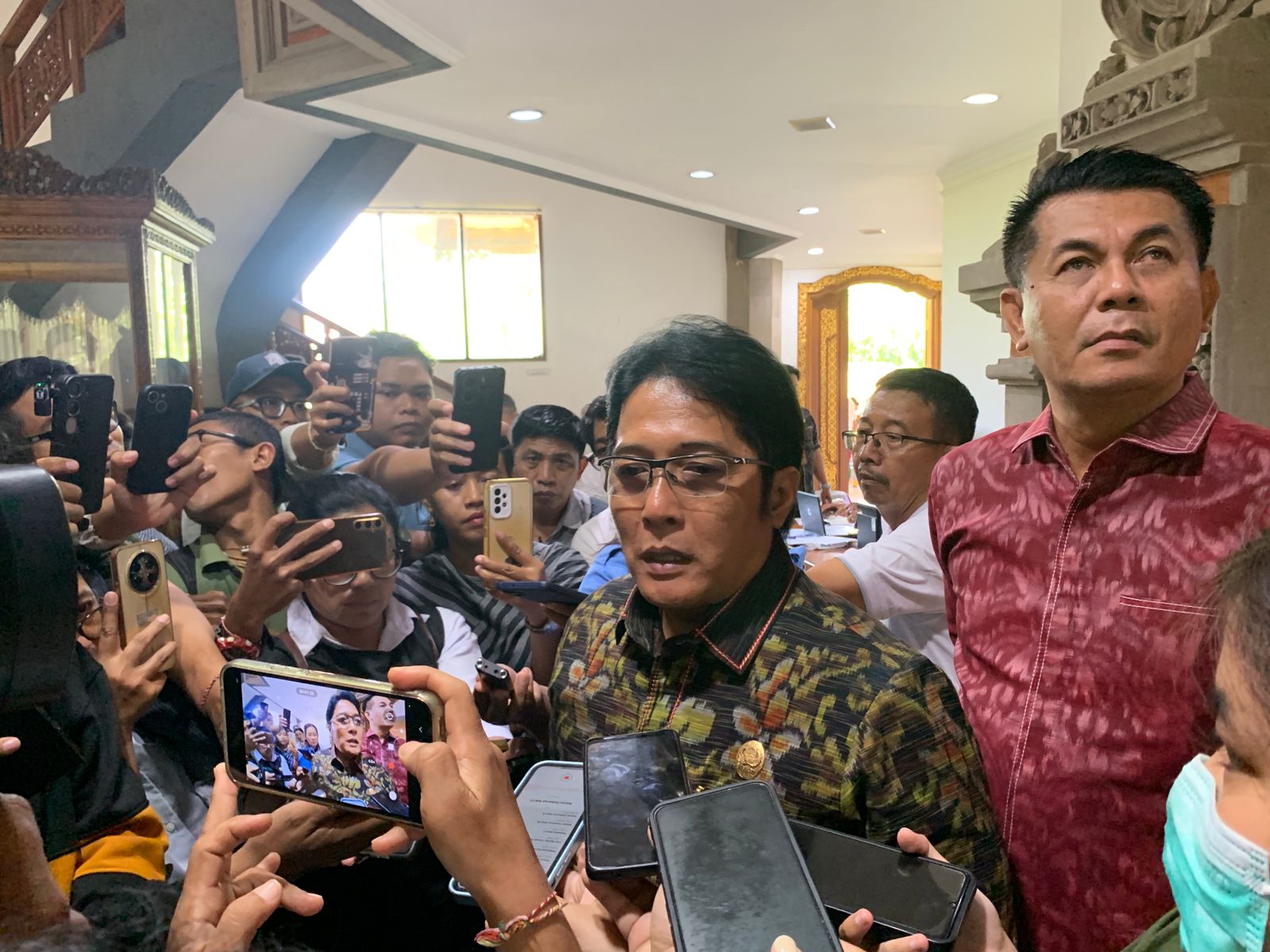 Wagub Bali Nyoman Giri Prasta menegaskan Bali tetap aman dan kondusif usai travel warning Australia.