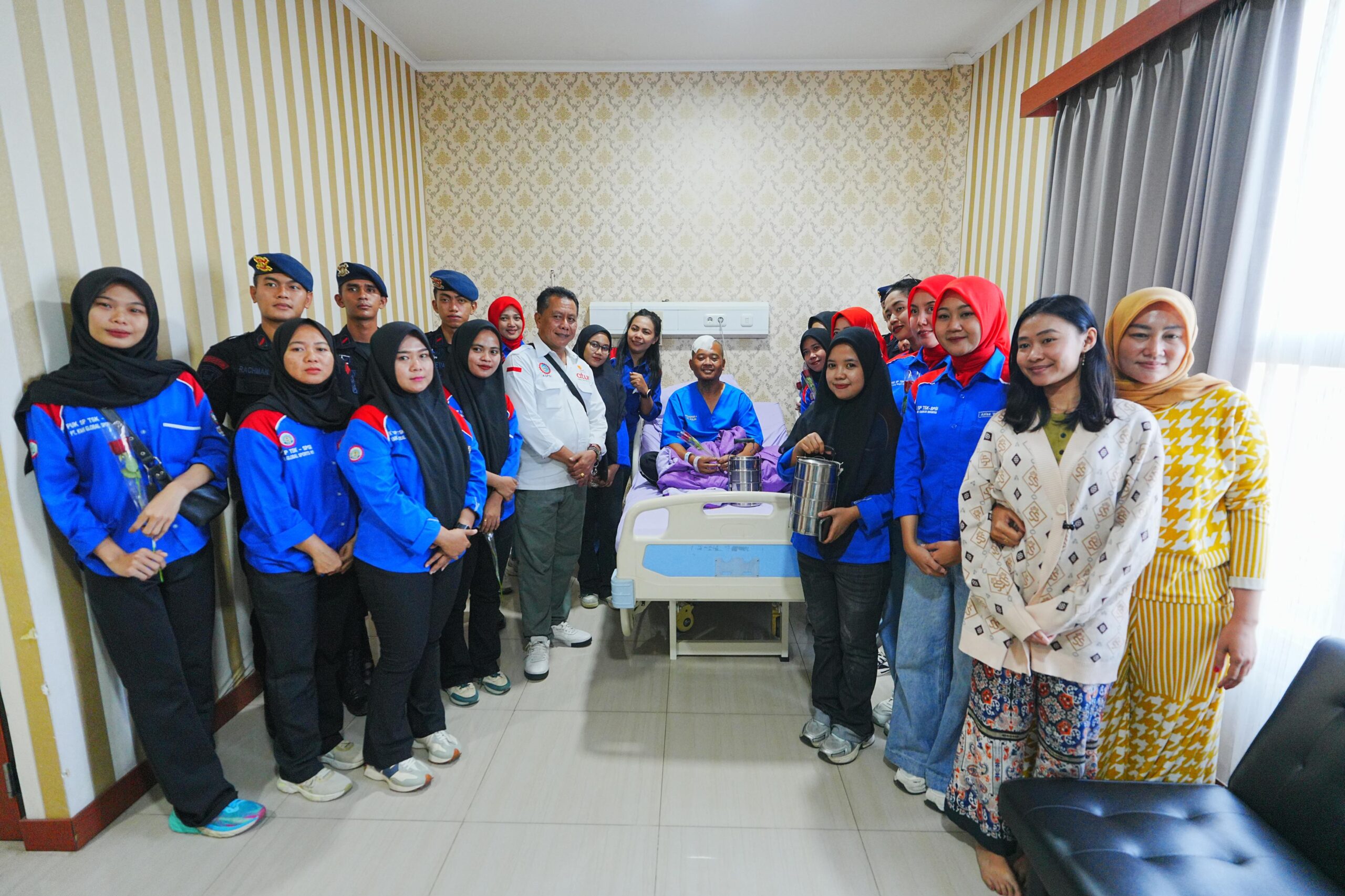 KSPSI menjenguk anggota Polri korban kerusuhan di RS Polri Kramat Jati.