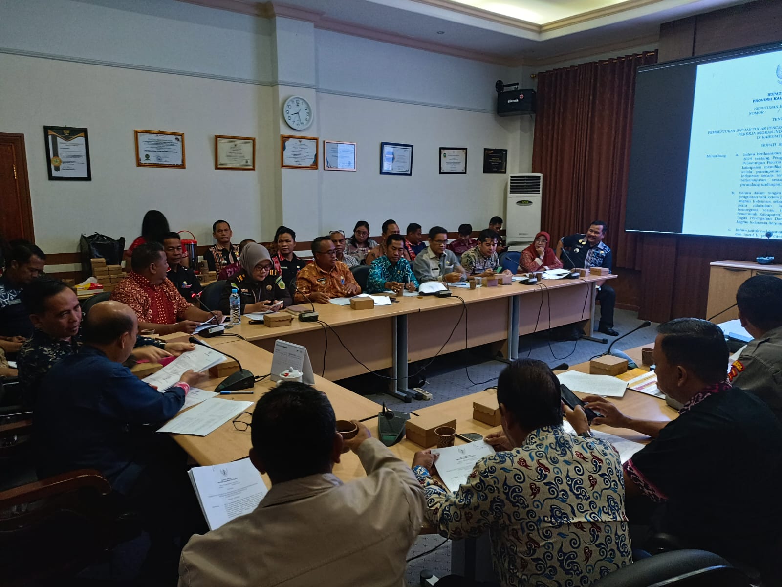 Pemkab Sintang bentuk Satgas PMI Bermasalah untuk mencegah pekerja migran ilegal dan memperlancar pemulangan warga yang dipulangkan dari Malaysia.