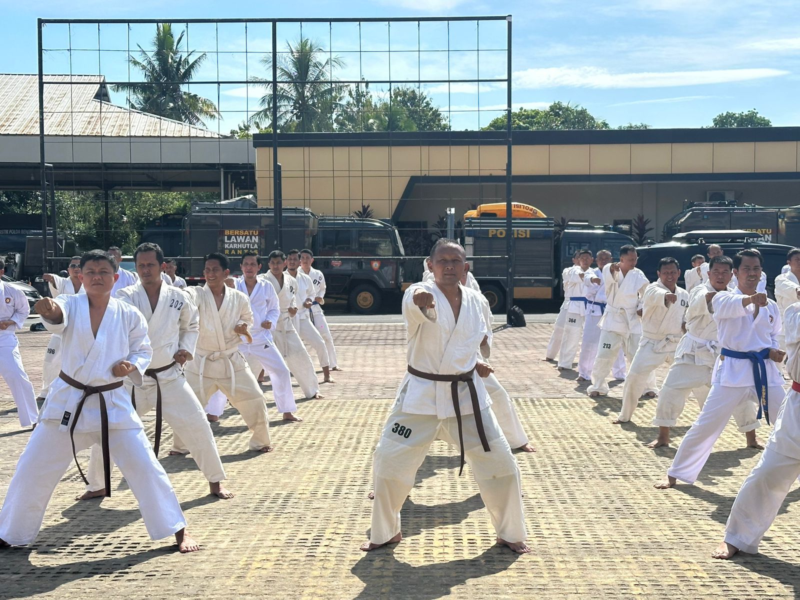 Polda Bengkulu menggelar ujian bela diri Polri. Kegiatan ini menguji fisik, teknik, dan profesionalisme personel dalam menjaga keamanan dan melayani masyarakat.