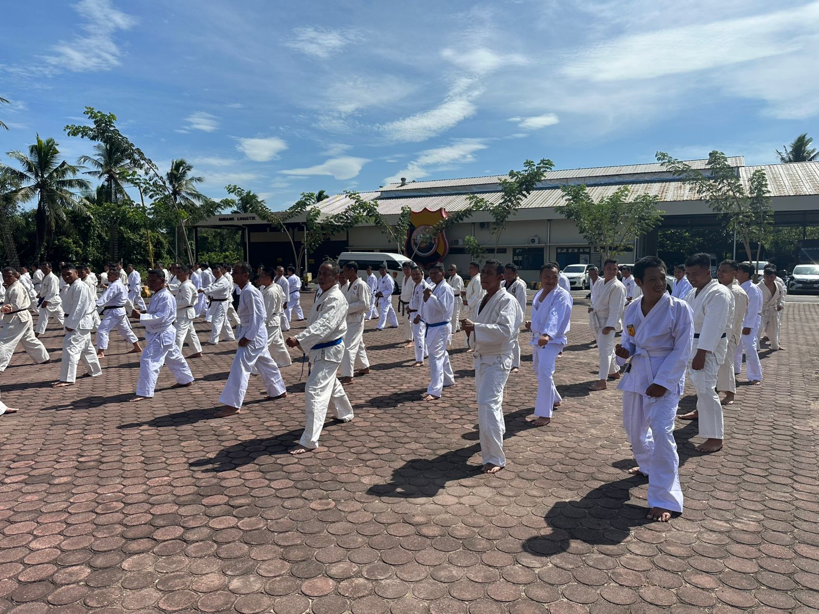 Polda Bengkulu menggelar ujian bela diri Polri. Kegiatan ini menguji fisik, teknik, dan profesionalisme personel dalam menjaga keamanan dan melayani masyarakat.
