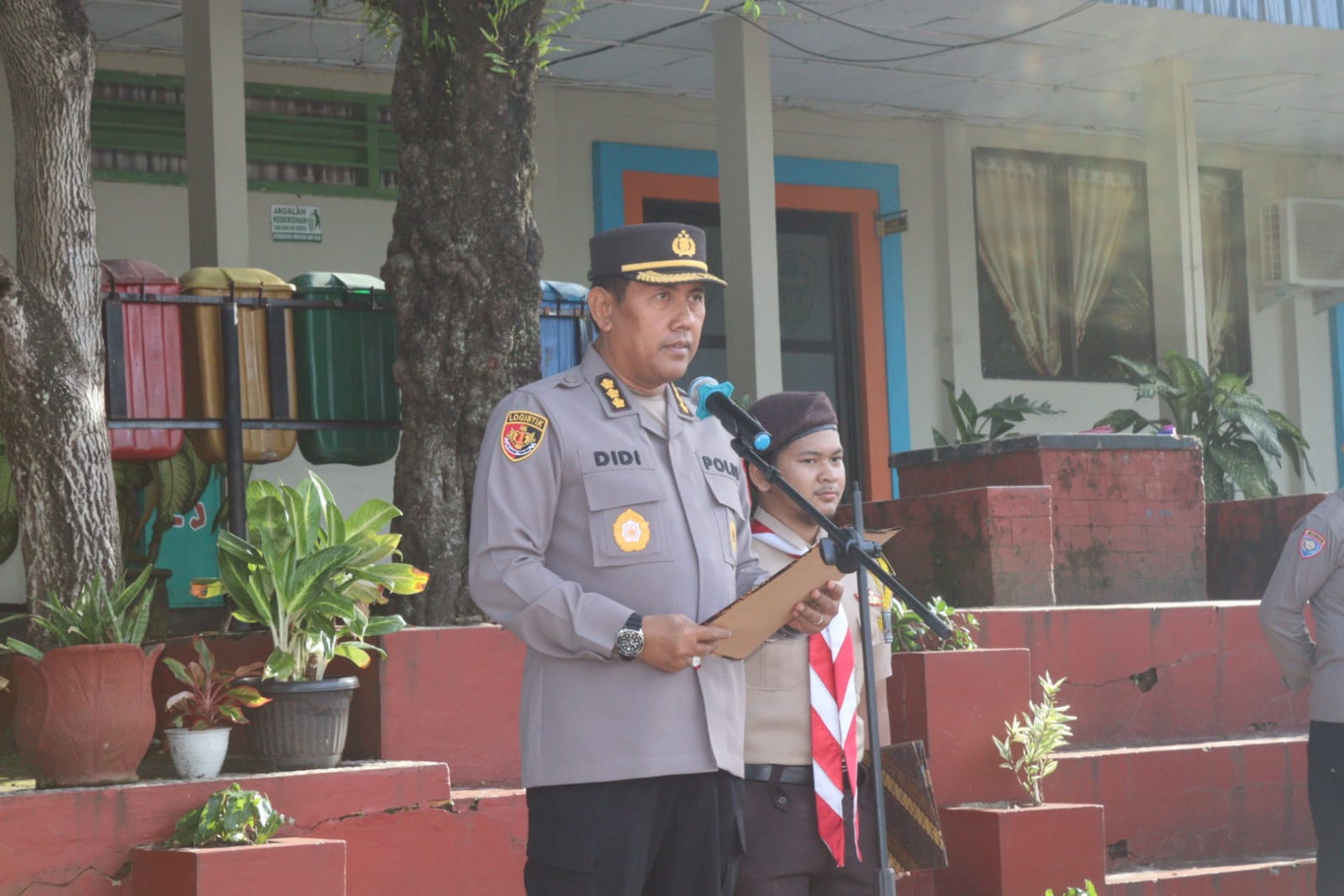 Karo Logistik Polda Bengkulu mengajak siswa SMAN 4 Bengkulu menjauhi kenakalan remaja melalui pesan disiplin, karakter, dan bijak bermedia sosial dalam upacara bendera.