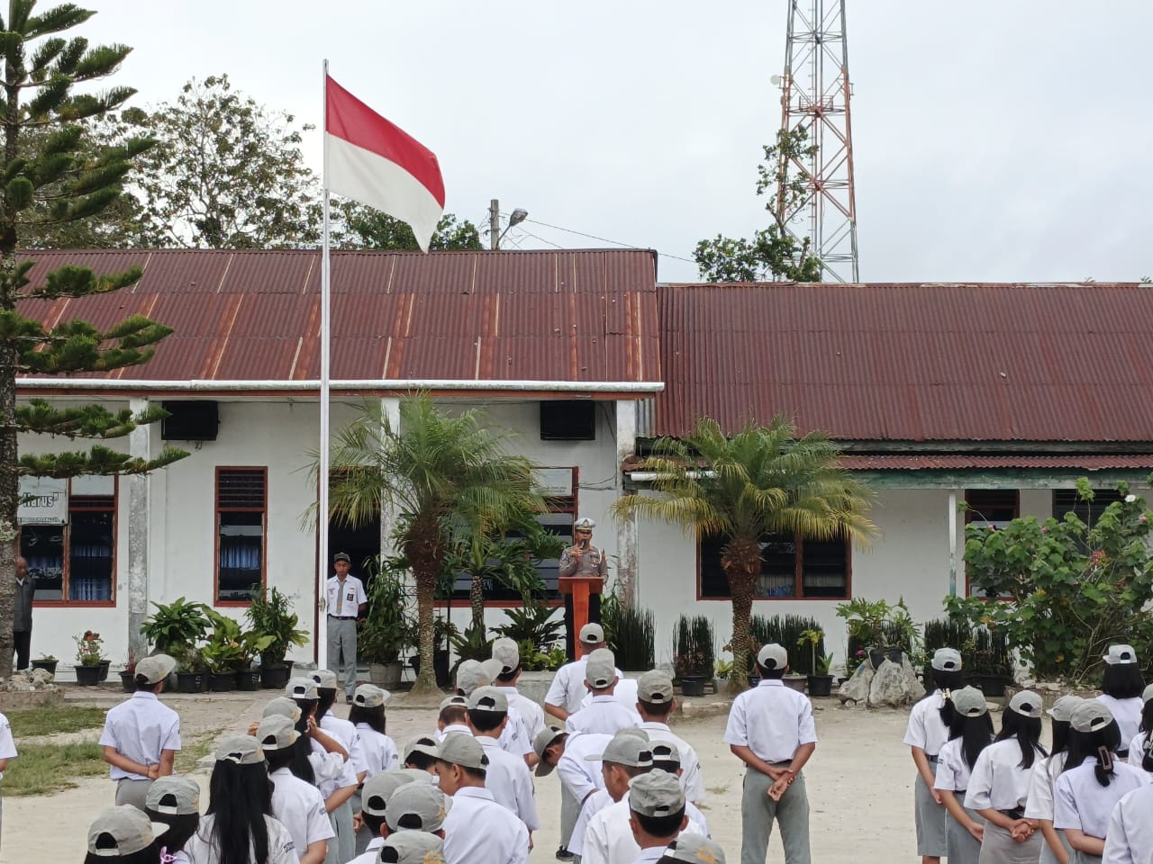 Satlantas Polres Humbahas melaksanakan program Police Go To School di SMA Negeri 1 Doloksanggul dan SMA Swasta HKBP Doloksanggul, Senin (8/9/2025).