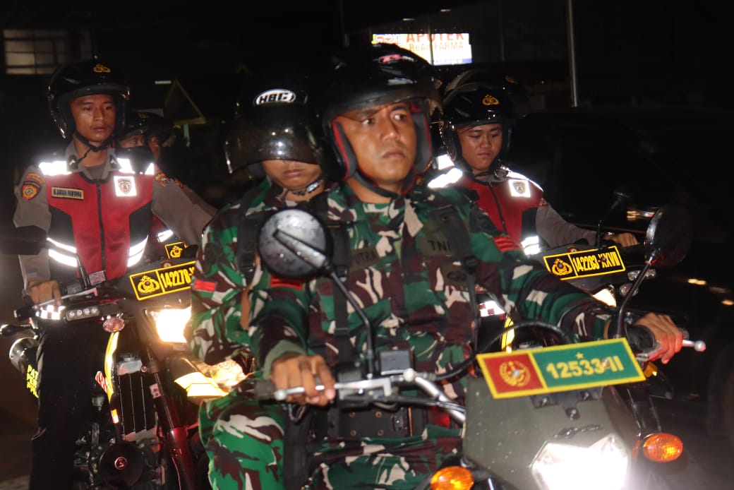 TNI-Polri di Bengkulu melaksanakan patroli gabungan Minggu malam untuk menjaga kamtibmas.