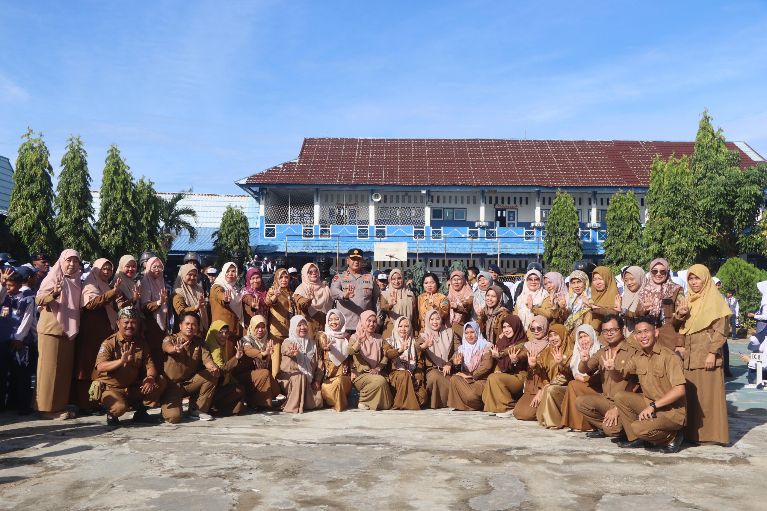 Wakapolda Bengkulu Brigjen Pol. Dicky Sondani, S.I.K., M.H., memimpin upacara bendera di SMP Negeri 4 Kota Bengkulu.