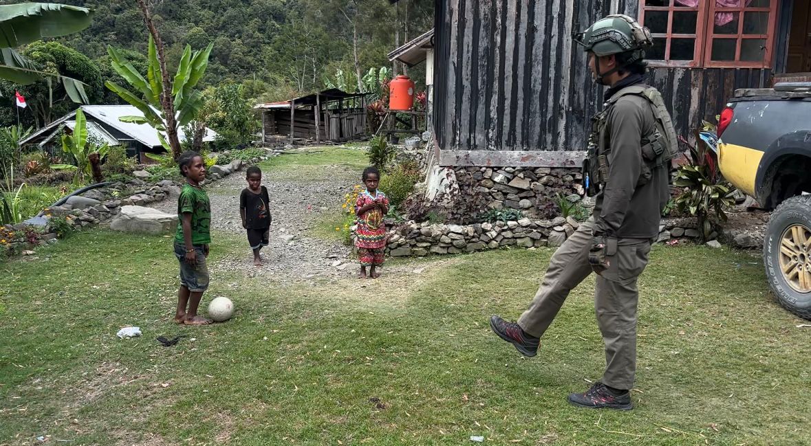 Satgas Damai Cartenz Bermain Bola Bersama Anak-anak Puncak Jaya