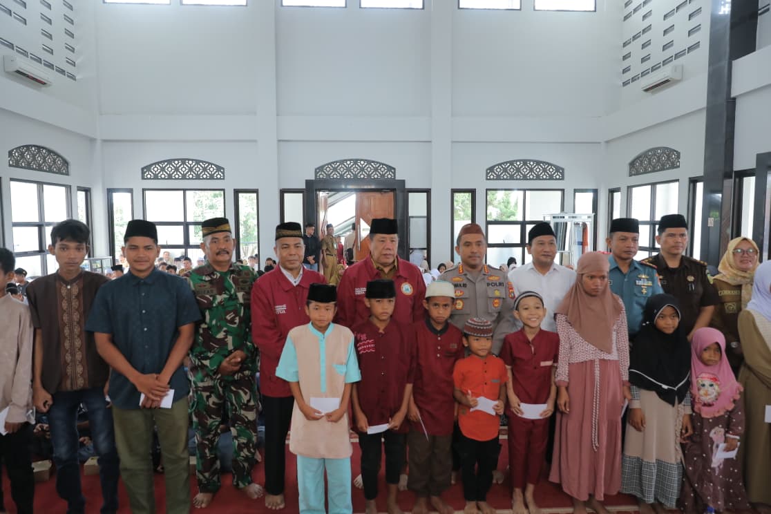 Gubernur Babel Hidayat Arsani mengajak umat Islam meneladani akhlak Nabi Muhammad SAW pada peringatan Maulid di Masjid Al-Kamal.