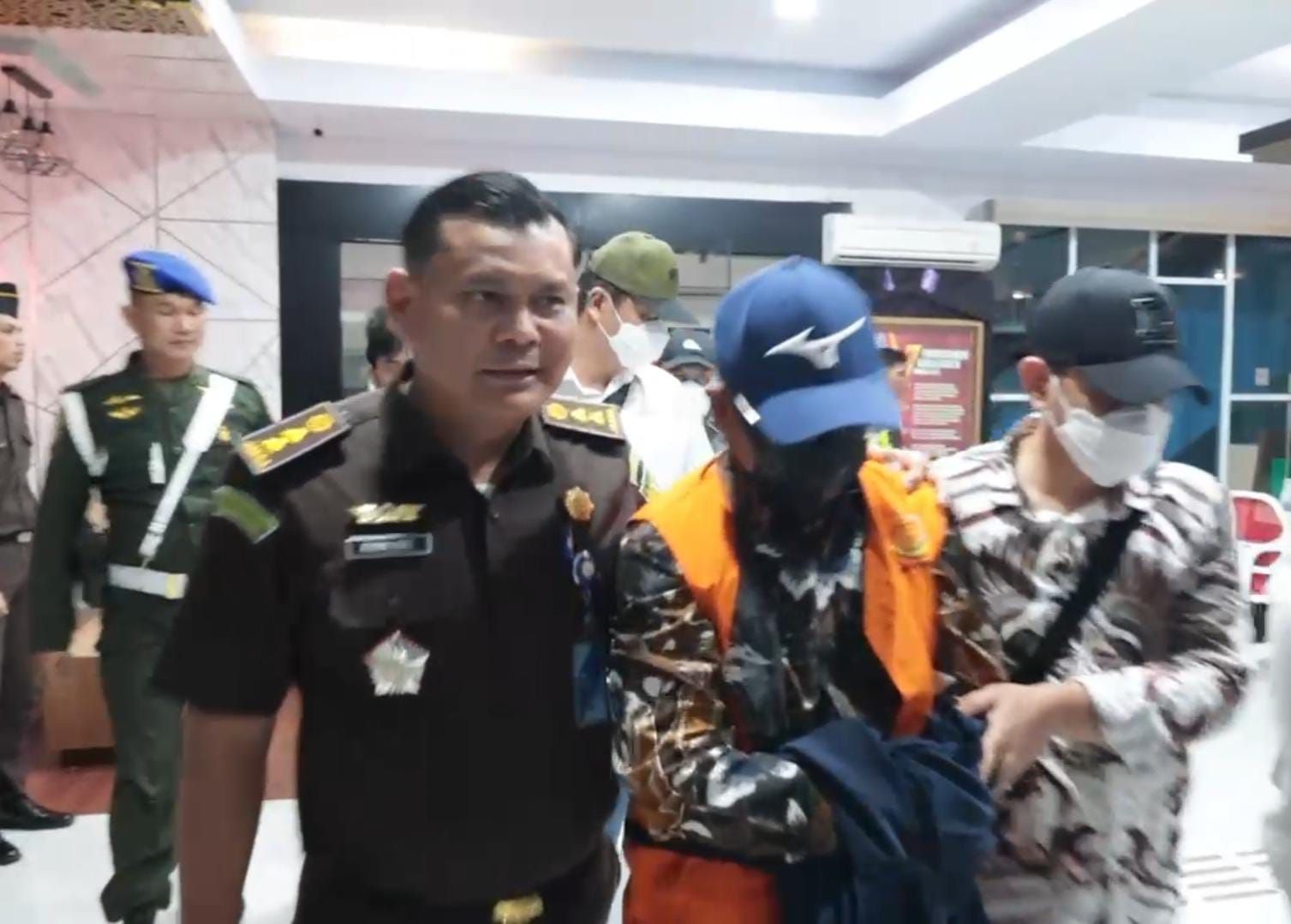 Kejati Bengkulu menahan dua mantan pejabat BRI Agro Niaga terkait skandal kredit Rp119 miliar kepada PT Desaria Plantation Mining.