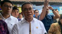 Menteri Perdagangan Budi Santoso yang meninjau langsung pasar tersebut menegaskan bahwa kenaikan harga ayam masih berada di bawah harga acuan pemerintah.